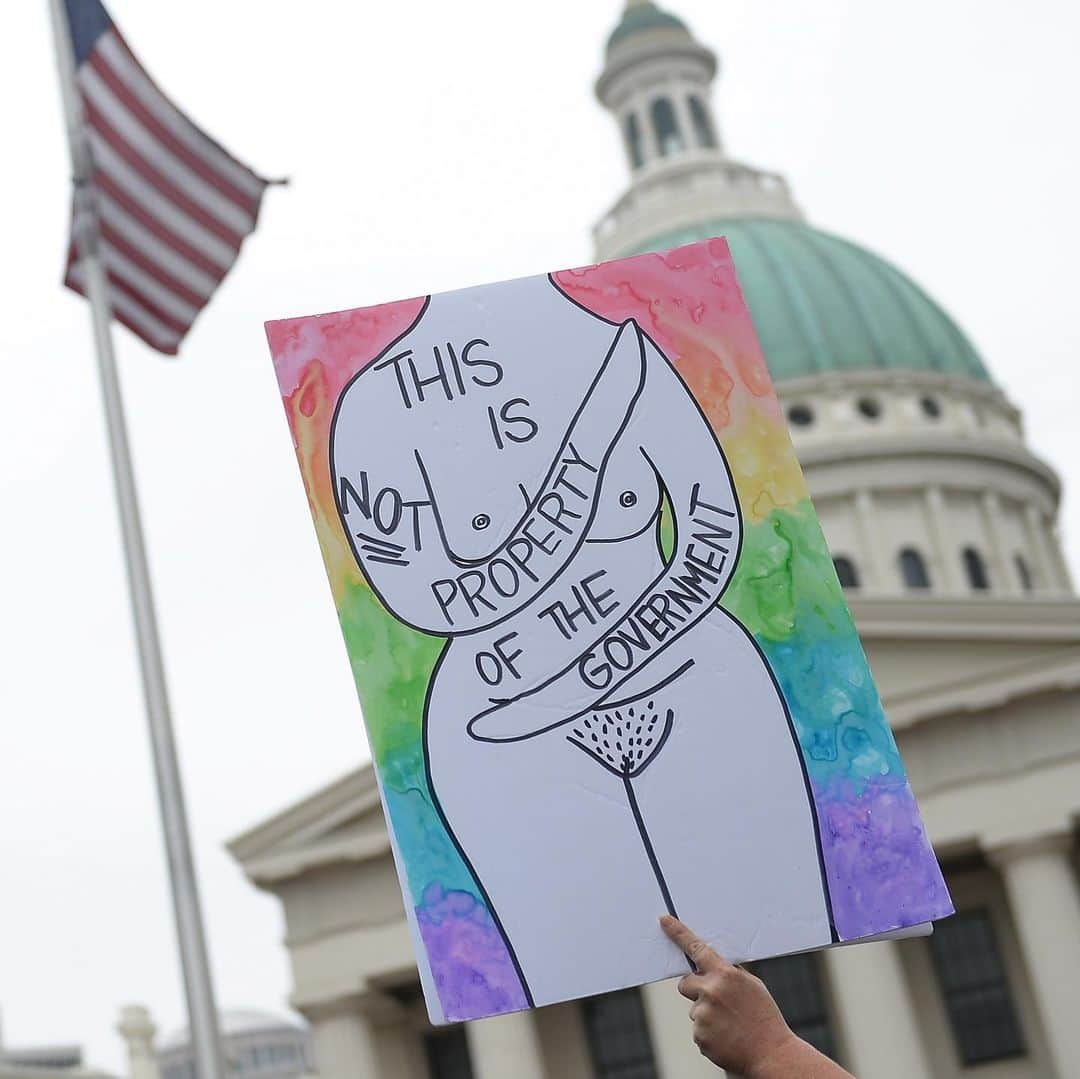 ELLE Magazineさんのインスタグラム写真 - (ELLE MagazineInstagram)「On Tuesday, women and men across the nation participated in #StopTheBans protests, intended to draw attention to the recent extreme abortion bans passed in a handful of states, including in Alabama, where last week the governor signed a bill into law that would prohibit almost all abortions. More than 60 organizations, including @plannedparenthood and @aclu_nationwide, came together to support the protests. Link in bio to see all the moving photos.」5月23日 0時54分 - elleusa