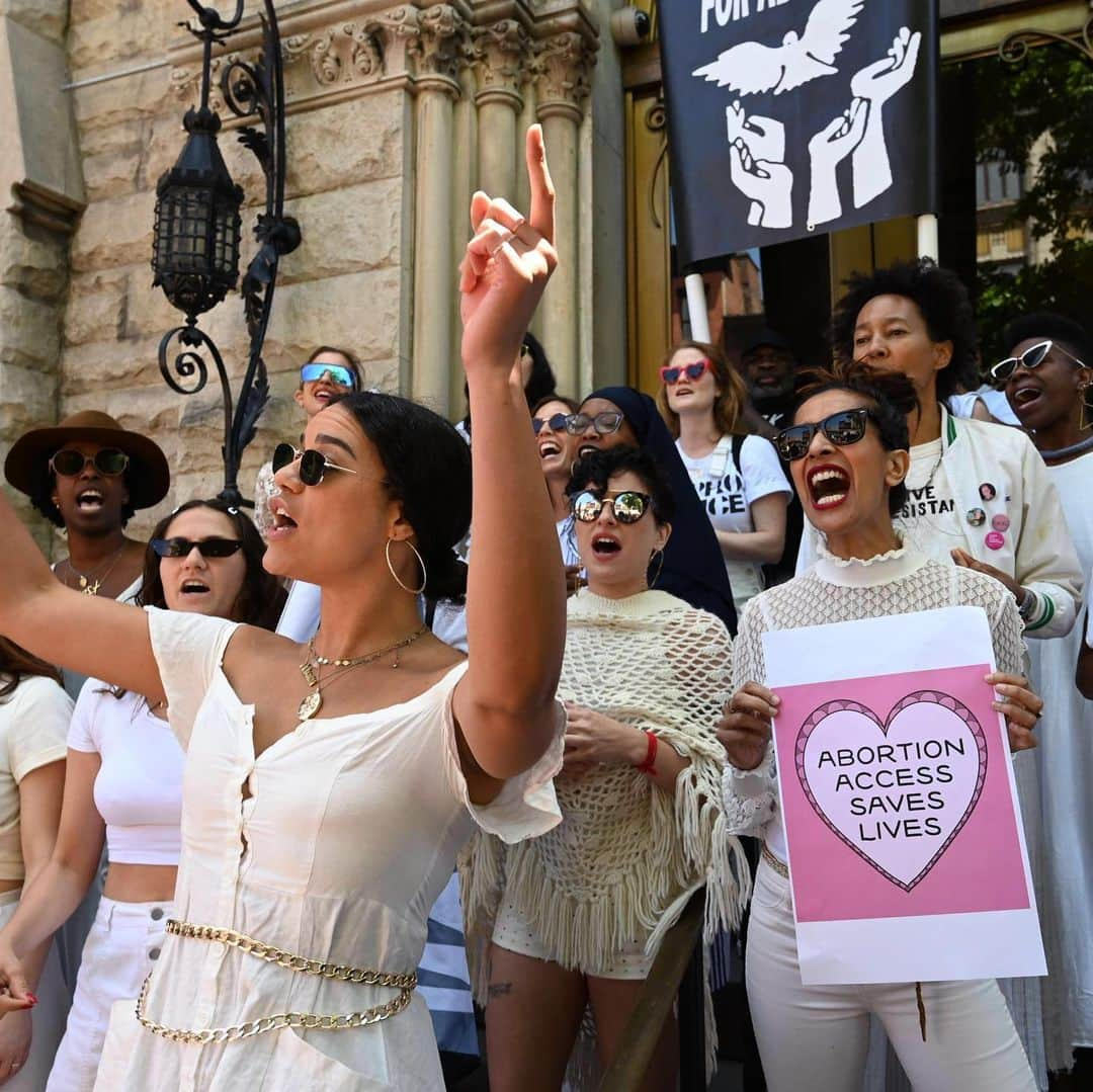 ELLE Magazineさんのインスタグラム写真 - (ELLE MagazineInstagram)「On Tuesday, women and men across the nation participated in #StopTheBans protests, intended to draw attention to the recent extreme abortion bans passed in a handful of states, including in Alabama, where last week the governor signed a bill into law that would prohibit almost all abortions. More than 60 organizations, including @plannedparenthood and @aclu_nationwide, came together to support the protests. Link in bio to see all the moving photos.」5月23日 0時54分 - elleusa