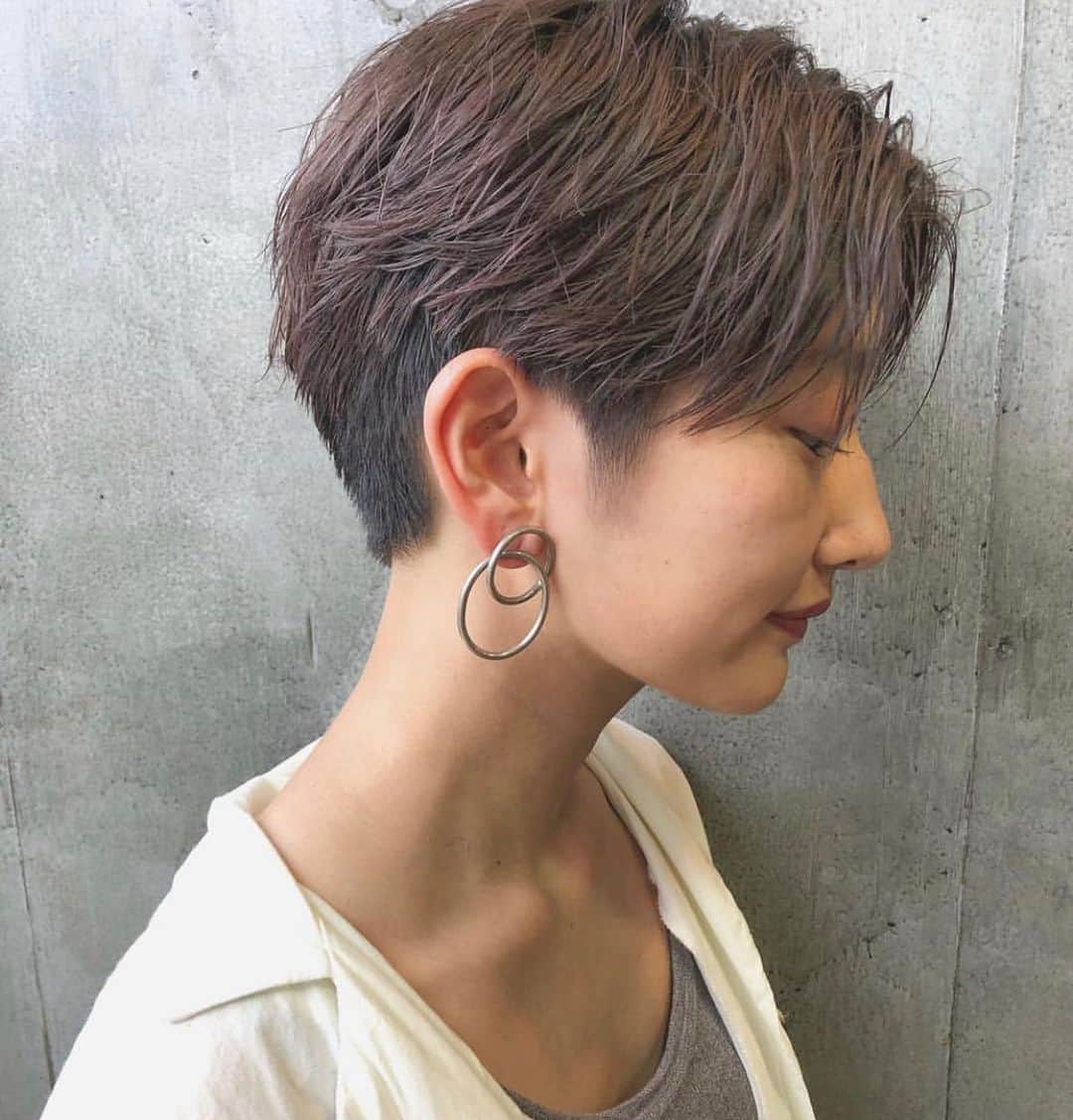 カワシリアツシのインスタグラム：「ちょっと攻めたショートヘアも☺︎ ・ ・ ・ ・ブリーチの回数がわからない。 ・値段が気になる。 ・ダメージが心配。など なんでもご気軽にご相談ください😊 ・ ご予約やご相談はURLもしくはDM・LINEにて待ちしております🙆‍♂️ ・ ・ ・ ご予約はトップページURLをクリック😊 もしくはDMください✉️ ・ ネットで×になってても お取りできるお時間もございますので、 ご気軽にご相談ください🙆‍♂️ ・  #アディクシー #イルミナカラー  #外国人風カラー #ミニボブ #切りっぱなしボブ #ハイライト #外ハネ #グラデーション #外国人風 #ポートレート #美容室 #美容院 #美容学生 #撮影 #東京 #渋谷  #ショートヘア #グレージュ  #ブルージュ #ブリーチ #portrait #フィルムカメラ #hairstyle #ショートカット #haircolor #ハイトーン #데일리룩 #时尚 #แฟชั่น#デジキュア」