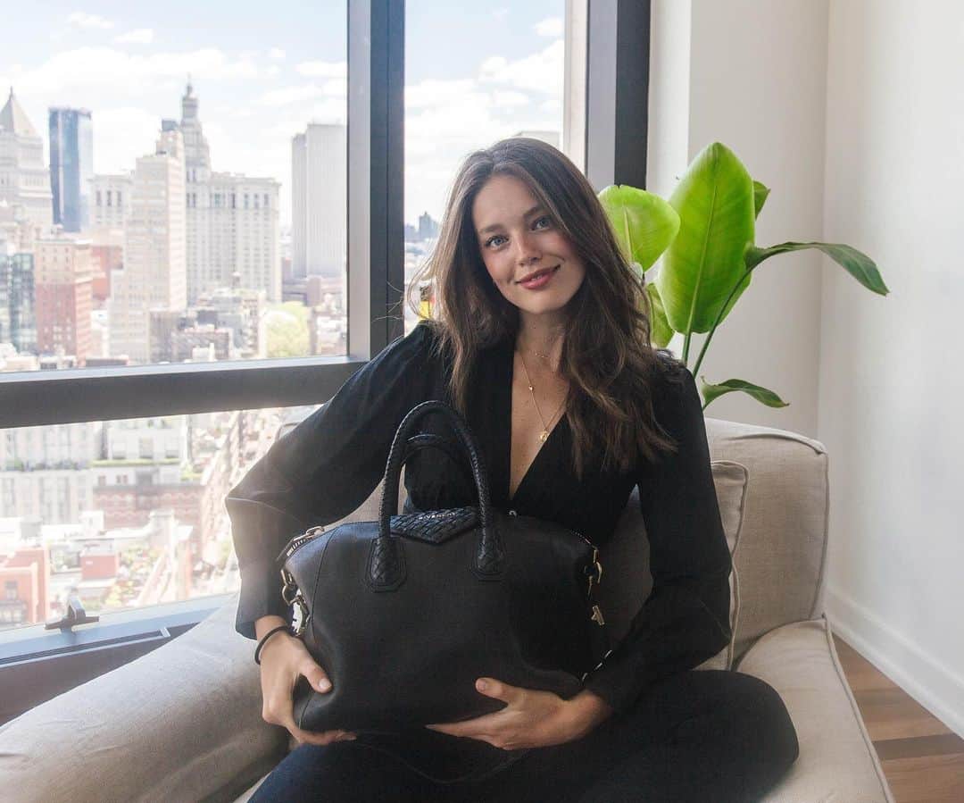 エミリー・DiDonatoのインスタグラム：「Wanna know what’s inside my bag!? 💼 Click the link my BIO to find out all the the good, random and weird things I carry around with me. 👽」