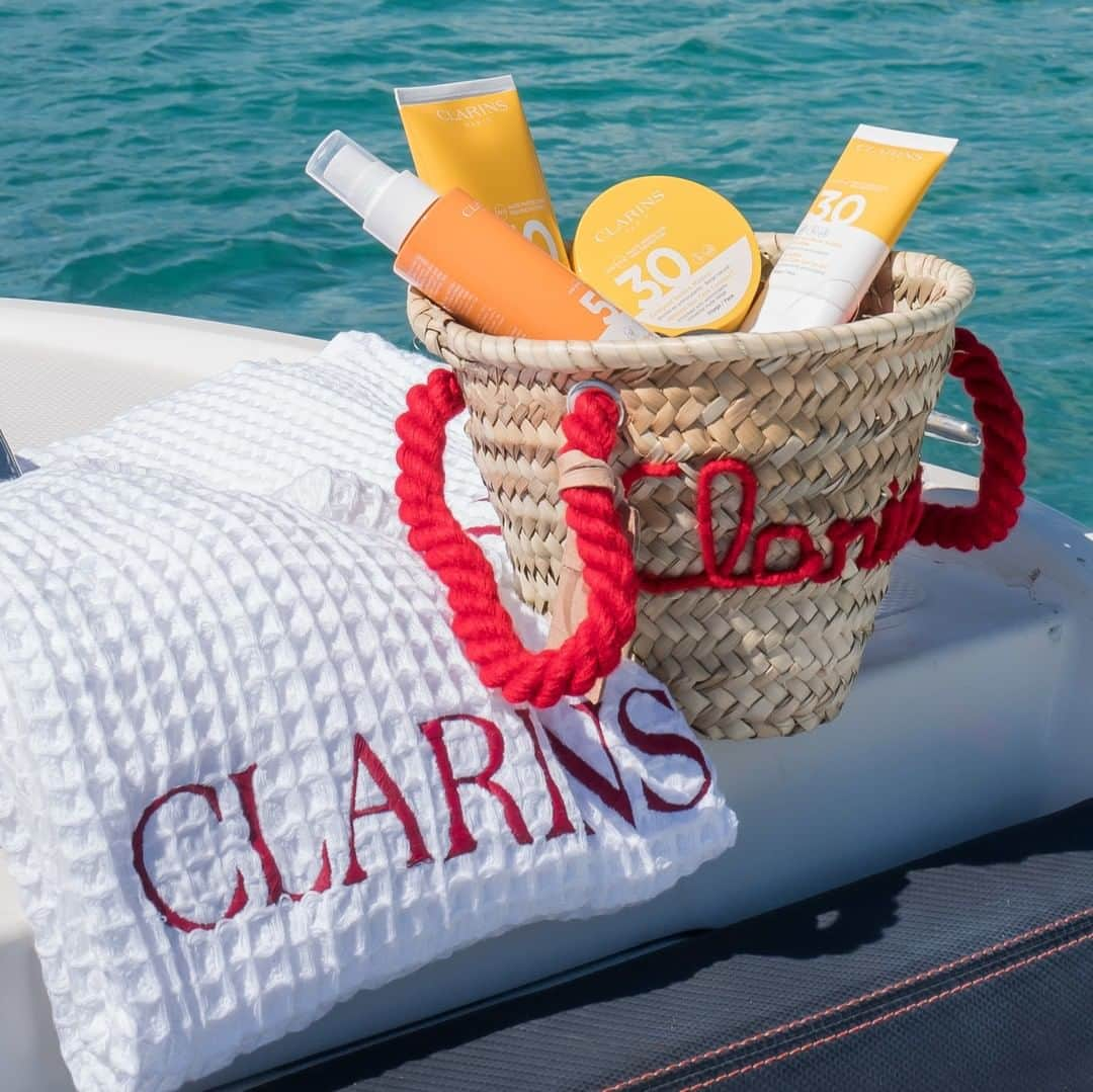 Clarins Españaさんのインスタグラム写真 - (Clarins EspañaInstagram)「Nuestro kit de supervivencia para un fin de semana bajo el sol de Cerdeña. ☀  #Clarins #ClarinsFamily #SolaresClarins #TúAnteTodo」5月23日 1時01分 - clarinsespana