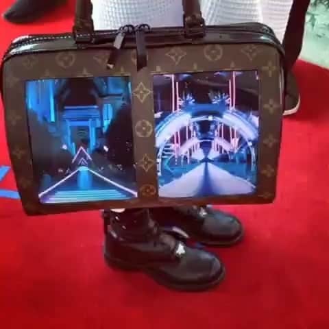 ニコラ・ジェスキエールのインスタグラム：「Monitor Canvas @louisvuitton #flexiblescreen #touchscreen #lvcruise」