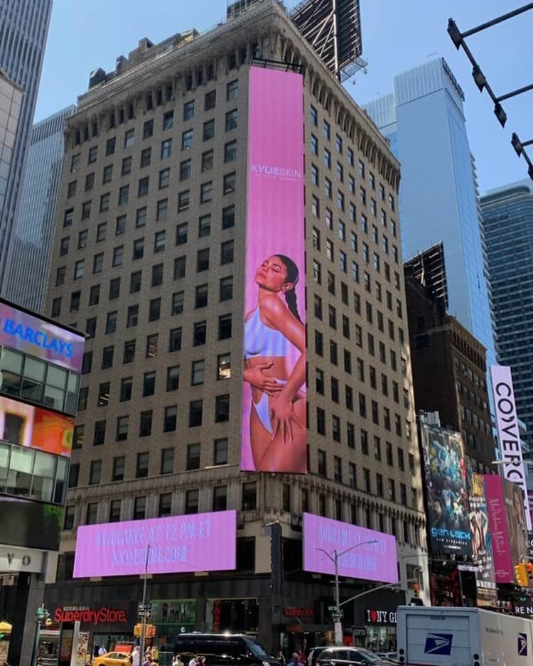 クリス・ジェンナーさんのインスタグラム写真 - (クリス・ジェンナーInstagram)「Times Square!!! @kylieskin available NOW at KylieSkin.com」5月23日 1時02分 - krisjenner