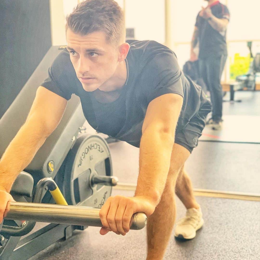 マックス・ウィットロックのインスタグラム：「Quick stretch, always! Who likes stretching after a workout/training or who finds it more of a chore? 📷 - @reissbeckford . . #gymnast #gymnastics #training #stretching #bodyweightworkout #healthandfitness #gym #workout #workoutroutine #workoutmotivation #fitness #fitnessmotivation」