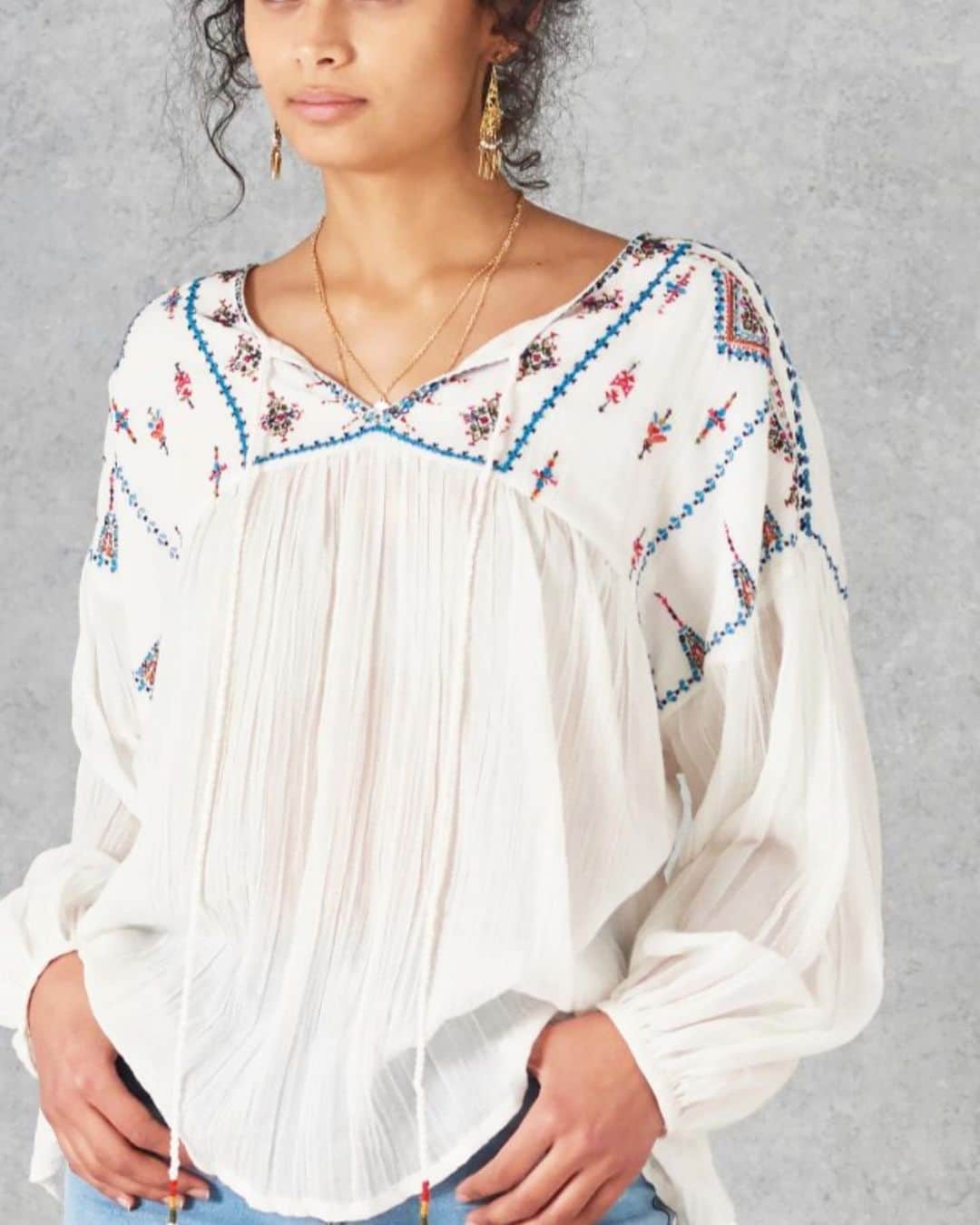 スターメラのインスタグラム：「Breezy easy tops  Pick an embroidered style for effortless bohemian chic or keep things low-key with a printed cotton tunic. ⭐️SIERRA TOP ⭐️KIRA TOP」