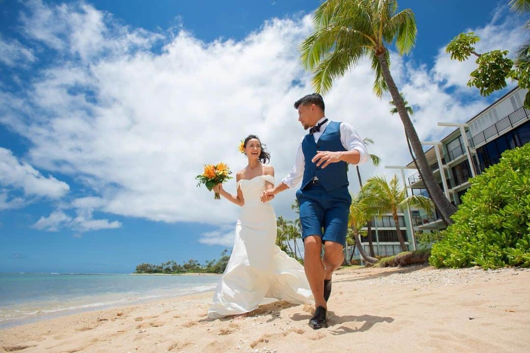 卜部弘嵩さんのインスタグラム写真 - (卜部弘嵩Instagram)「挙式の後は砂浜ダッシュ🤵🏽👰🏼hahaha @kahala_resort  @watabewedding #hawaii #wedding #hawaiiwedding #高橋ユウ #卜部弘嵩 #結婚式 #ハワイ挙式 #カハラホテル #ワタベウェディング #weddingdress #ウェディングドレス #tuxedo #タキシード #kahalahotel #watabewedding #resortwedding #yu_weddings #aloha #mahalo #honolulu #🌺 #卜部夫婦 @laviefactoryhawaii #ラヴィファクトリー」5月23日 1時06分 - hirotakaurabe