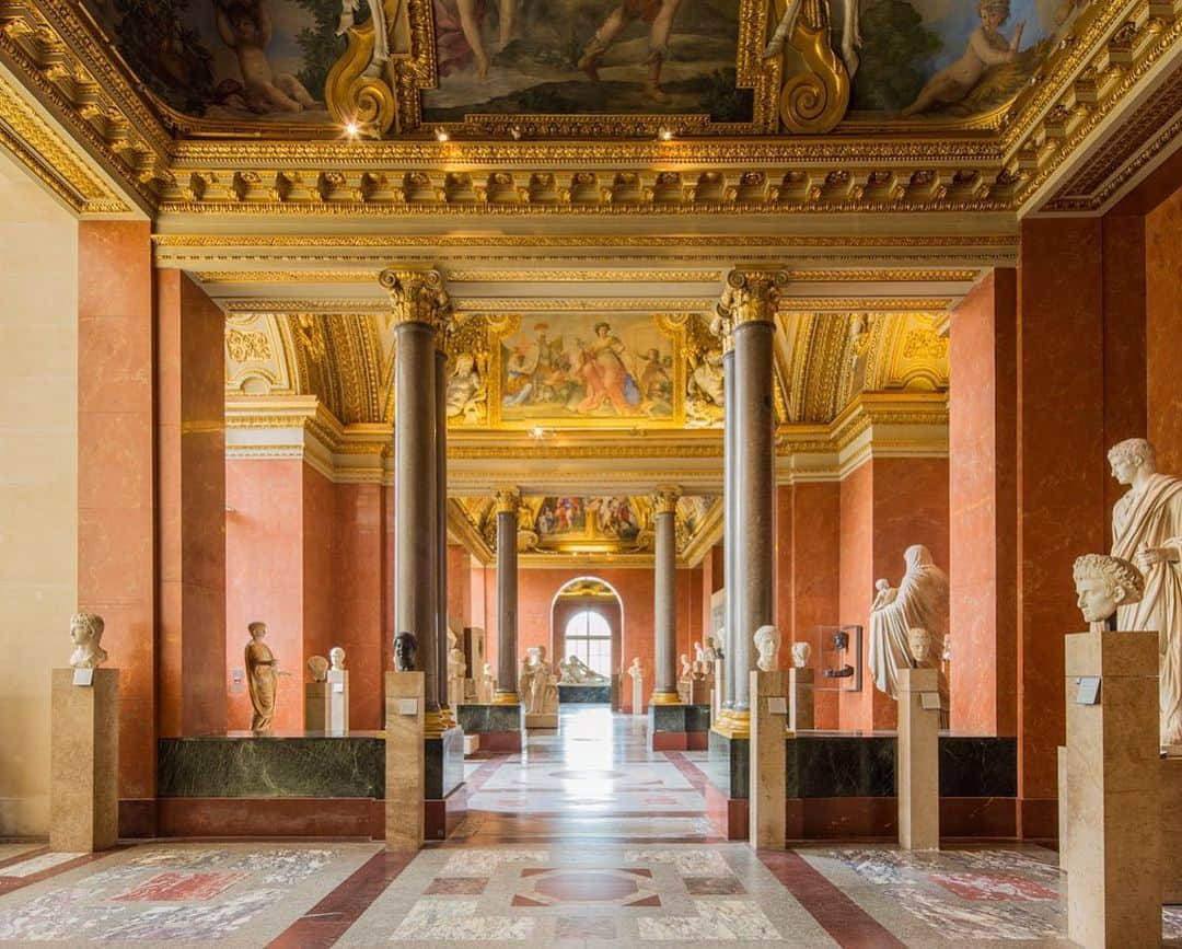 ルーブル美術館さんのインスタグラム写真 - (ルーブル美術館Instagram)「. 🇫🇷 Mercredi, c’est #HistoireDuLouvre ! Aujourd’hui, focus sur les appartements d’Anne d’Autriche. - 🕰 Au rez-de-chaussée de la Petite Galerie, achevée sous Henri IV, l'architecte Louis Le Vau aménage, entre 1655 et 1658, l’appartement de la mère de Louis XIV, Anne d'Autriche. - 🧐 Cet appartement se compose de six pièces, à savoir un grand salon, une anti-chambre (salle des Saisons), un vestibule (salon de la Paix), un grand cabinet, une chambre de parade et petit cabinet. Cinq de ces pièces ont reçu un décor conçu par le peintre Giovanni Francesco Romanelli, et enrichi de stucs du sculpteur Michel Anguier. - 📍Lors de l'installation des antiquités du musée en 1799, l’appartement fut divisé en galeries. Dans cet écrin de choix sont aujourd’hui exposées les collections romaines du musée. ————— 🌎 Wednesday it’s #LouvreHistory! Let’s focus today on Anne of Austria’s Summer Apartments. - 🕰 On the ground floor of the « Petite Galerie », finished under Henri the IVth, the architect Louis Le Vau arranged the apartments of Queen Anne of Austria, Louis XIV's mother. - 🧐 These apartments consists of six rooms: a large lounge, an ante-chamber (salle des Saisons), a vestibule (salon de la Paix), a large study, a state bedchamber, and a small study. Five of these rooms were decorated by the painter Giovanni Francesco Romanelli and the stuccowork was designed by the sculptor Michel Anguier. - 📍 When the museum's antiquities were installed in 1799, these rooms were divided into several galleries. The Roman antiquities are now on display in this fabulous setting. - 📷 © Musée du Louvre, dist. RMN - Grand Palais / Franck Bohbot / Adrien Didierjean . . . #Louvre #LouvreMuseum #MuséeDuLouvre」5月23日 1時10分 - museelouvre