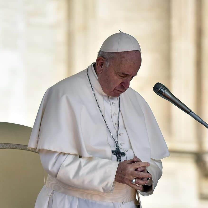 フランシスコ（ローマ教皇）さんのインスタグラム写真 - (フランシスコ（ローマ教皇）Instagram)「EN: To pray we must lower ourselves, so that the Holy Spirit may come into us and guide us in prayer. PT: Para rezar devemos nos tornar pequenos, para que o Espírito Santo venha a nós e seja ele a nos guiar na oração. ES: Para rezar hemos de hacernos pequeños, de manera que el Espíritu Santo venga a  nosotros y nos guíe en la oración. IT: Per pregare dobbiamo farci piccoli, perché lo Spirito Santo venga in noi e sia lui a guidarci nella preghiera. FR: Pour prier, nous devons nous rendre petits, afin que le Saint-Esprit puisse venir en nous et nous guider dans la prière. DE: Um zu beten, müssen wir uns klein Machen, damit der Heilige Geist in uns kommt und uns im Gebet leitet. #prayer , #oración , #oração , #preghiera , #gebet , #prière」5月23日 1時20分 - franciscus