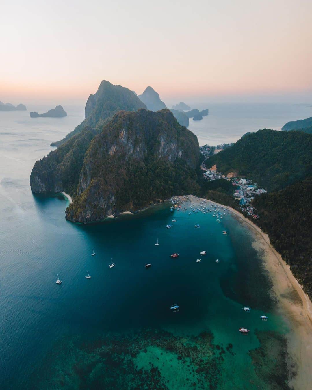 Discoveryさんのインスタグラム写真 - (DiscoveryInstagram)「“El Nido is a town located on the northern tip of Palawan Island in the Philippines. Surrounding it is no less than 45 smaller islands, all with pristine beaches and crystal clear aqua water, begging to be explored. When visiting, you'll probably spend more time on water than on land, island hopping via small bamboo boats, which you can see in this image.” 📸 + caption by Kelsey Johnson (@heykelseyj) . . . . #photography #photooftheday #explore #naturephotography #nature #potd #ElNido #beach #Philippines #islandlife #travel #travelphotography #vacation」5月23日 1時23分 - discovery