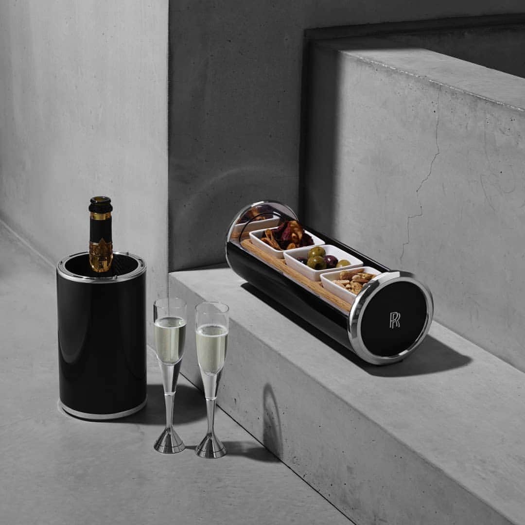 ロールス・ロイスさんのインスタグラム写真 - (ロールス・ロイスInstagram)「A Champagne Chest as sleek as it is functional. With a lid that transforms into a serving tray, presenting thermal coolers, the Rolls-Royce Champagne Chest is set and ready for any occasion.」5月23日 1時24分 - rollsroycecars