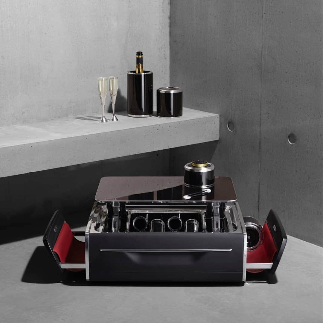 ロールス・ロイスさんのインスタグラム写真 - (ロールス・ロイスInstagram)「A Champagne Chest as sleek as it is functional. With a lid that transforms into a serving tray, presenting thermal coolers, the Rolls-Royce Champagne Chest is set and ready for any occasion.」5月23日 1時24分 - rollsroycecars