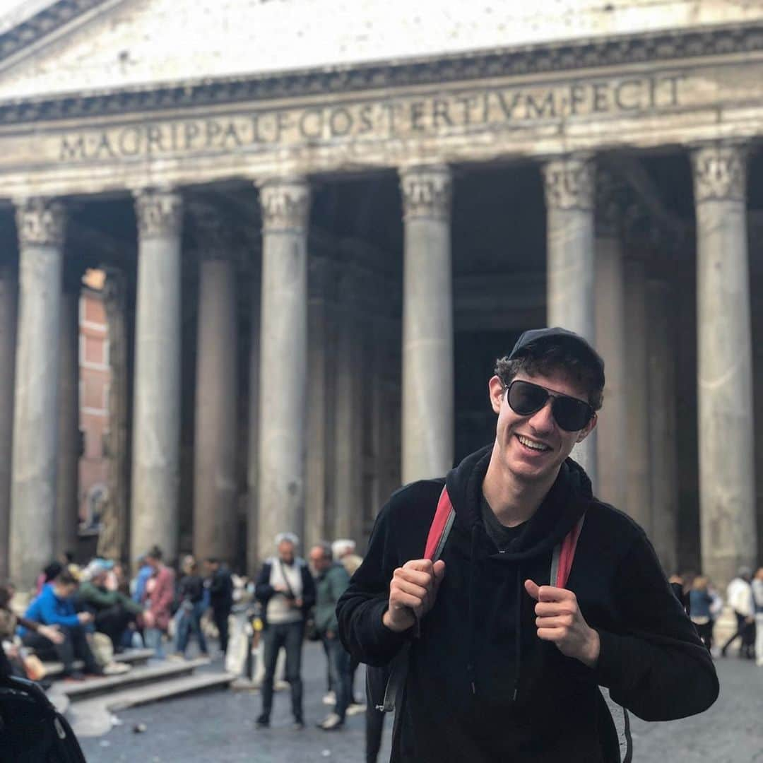 ジェイソン・ブラウンさんのインスタグラム写真 - (ジェイソン・ブラウンInstagram)「‪📸✨🇮🇹 #Vatican #TreviFountain #Pantheon #Colosseum #StPetersBasilica ‬」5月23日 1時35分 - jasonbskates