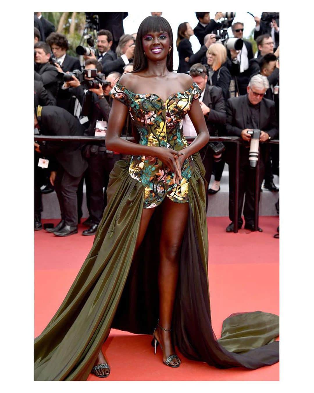 ヴィヴィアンウエストウッドさんのインスタグラム写真 - (ヴィヴィアンウエストウッドInstagram)「@duckieofficial wears a dark green floral dress with a dark techno changeant taffeta train from the #VivienneWestwood Couture collection, to the 72nd Cannes Film Festival #CannesFilmFestival」5月23日 1時27分 - viviennewestwood