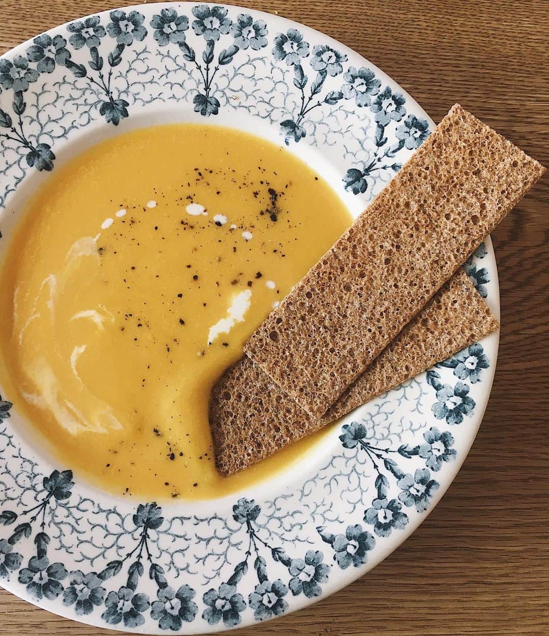 miyoのインスタグラム：「・ 人参、白菜、りんご、レンズ豆のスープ  離乳食用ペーストなので炒めないし、ちょっとぼんやりした味だったけど、美味しいチェダーを溶かしたら味がまとまった。  ライ麦100%のクラッカーがマジで美味しすぎてハマりました。 やべえ。」