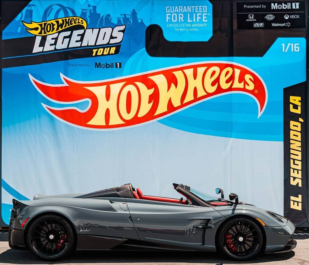パガーニ・アウトモビリのインスタグラム：「Very tough this time, but what's your choice? Type it in the comments.  Thank you @hotwheelsofficial for such a great time.  #pagani #huayra #huayrabc #huayraroadster #hotwheels」