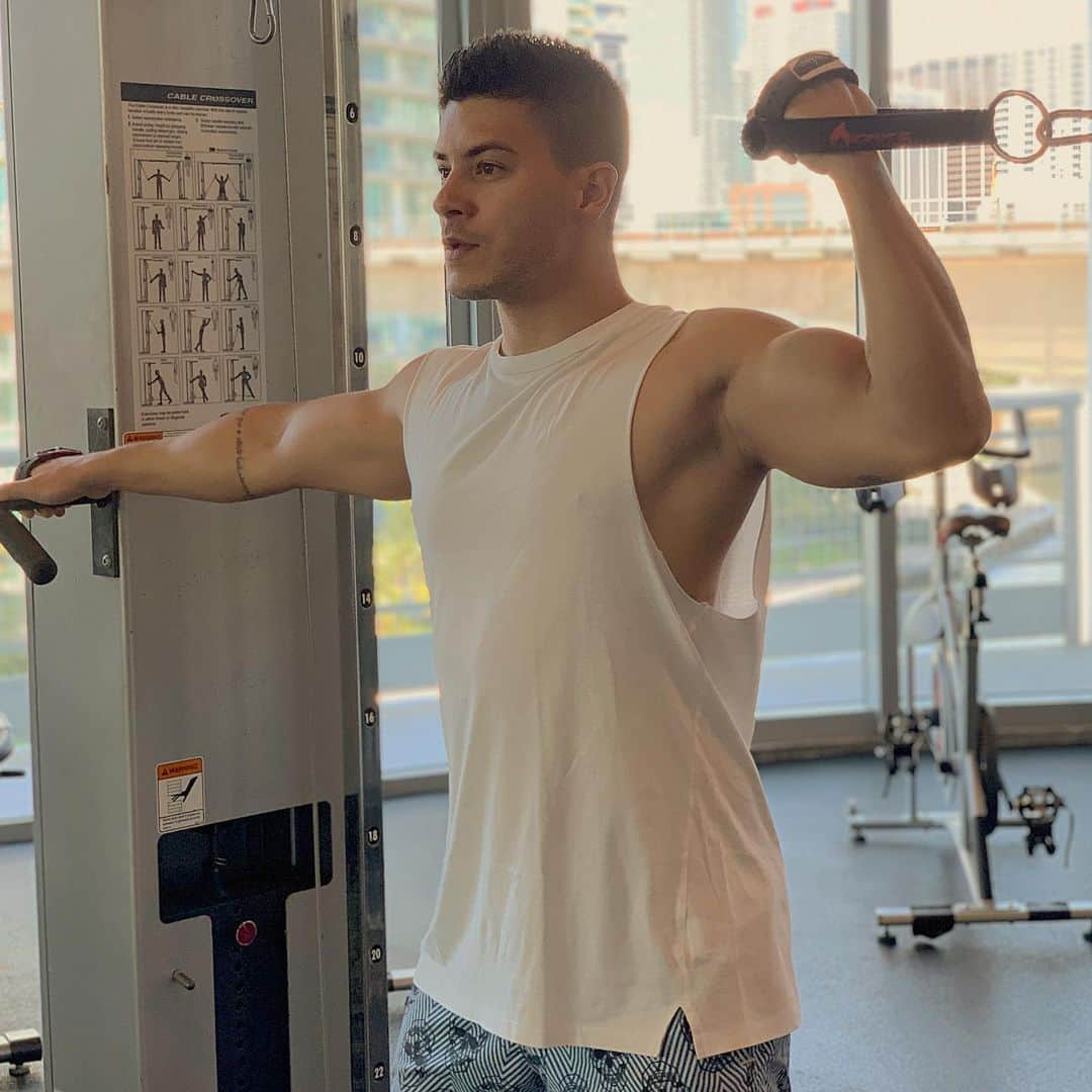 Arthur Aguiarさんのインスタグラム写真 - (Arthur AguiarInstagram)「Diferente das outras vezes que vim pra Miami, eu to tentando equilibrar melhor a agenda intensa de trabalho com um tempo pra que eu possa cuidar do meu corpo e da minha mente... E você? Tem feito o que pra equilibrar o seu trabalho e os seus estudos com o que faz bem pro seu corpo e pra sua mente? #EquilibrioÉImportante」5月23日 1時37分 - arthuraguiar