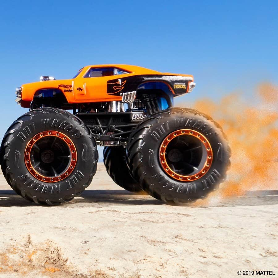 Hot Wheelsさんのインスタグラム写真 - (Hot WheelsInstagram)「Rodger Dodger Vs. Dodge Charger R/T. Comment 💙 or 🧡 to tell us what side you’re on in this epic face-off. #HotWheelsMonsterTrucks」5月23日 1時39分 - hotwheelsofficial