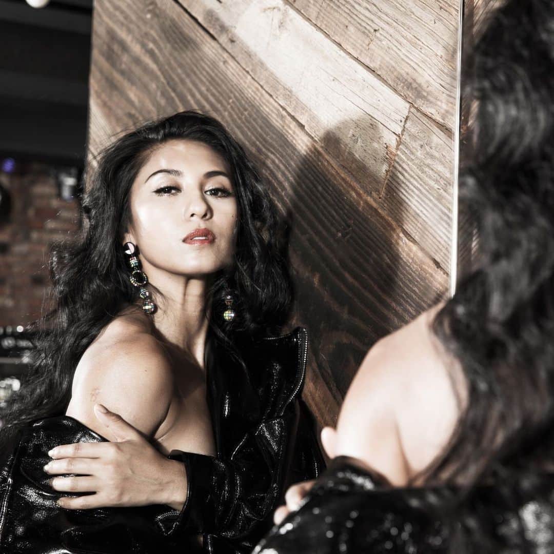 シェネルのインスタグラム：「I’m undergoing renovation.. a spiritual emotional physical all of it renovation. It’s just that time and I need to. You know what I mean right. Life forces change to happen in life man whether you like it or not. I don’t mean like become a different you.. just a renovated you. That’s all.. my spirit needs some new furniture 🤷🏽‍♀️ lol ❤️」