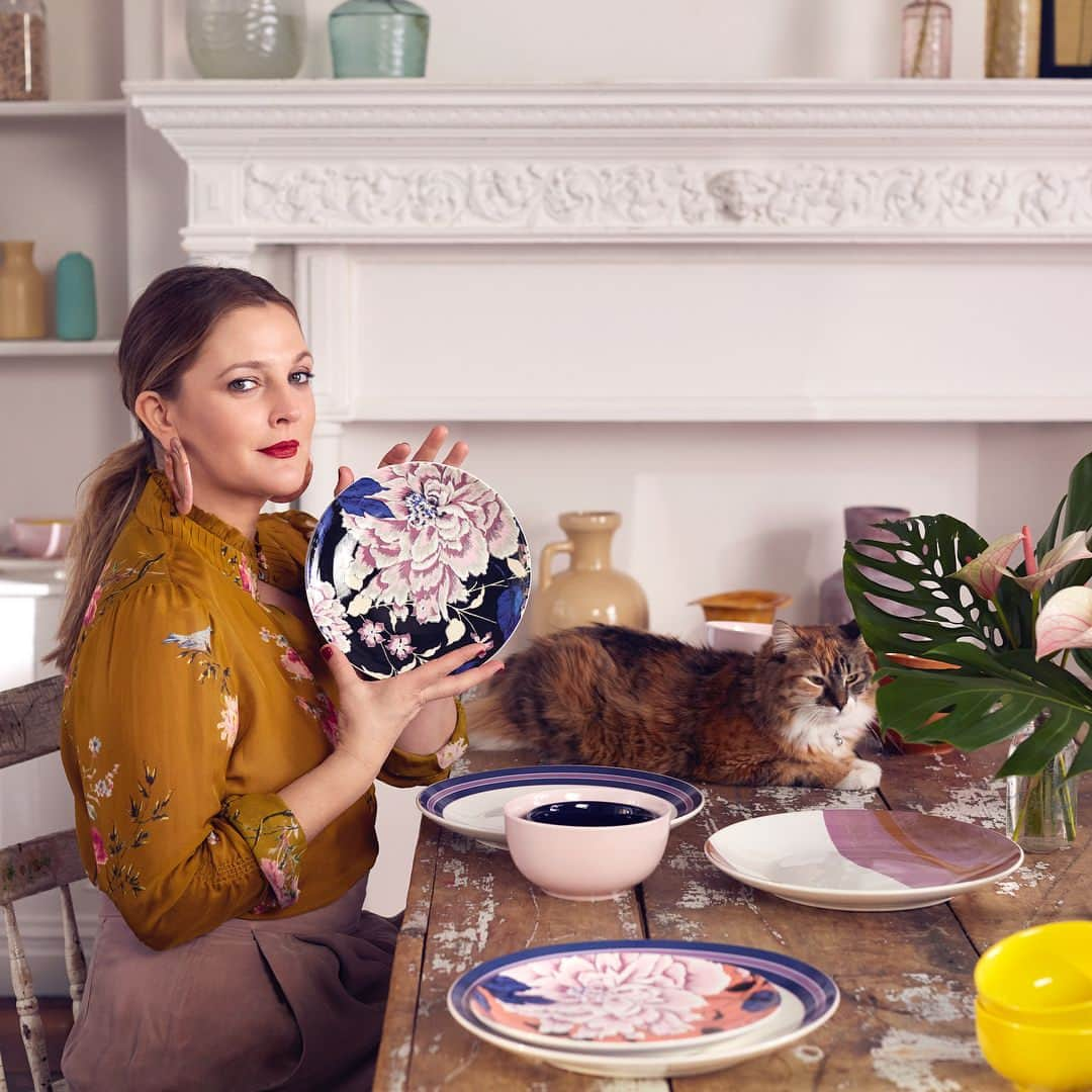 ドリュー・バリモアさんのインスタグラム写真 - (ドリュー・バリモアInstagram)「I could not love our @flowerbydrew #FLOWERHome dinnerware more!! I mix and match it all! The prints all work so well together. Available @walmart @hayneedle @jet  PS! This week, I’ll be reposting some of my favorite #flowerbydrew posts - I love how you all style the pieces from our home collection your personal spaces!! Keep sharing your photos with us @flowerbydrew #flowerbydrew」5月23日 1時47分 - drewbarrymore