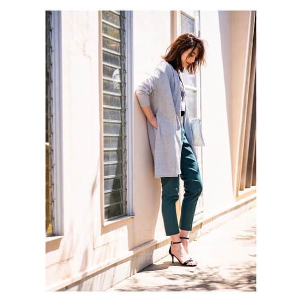 PLST（プラステ）さんのインスタグラム写真 - (PLST（プラステ）Instagram)「カラーパンツにプリントTシャツ。﻿ シンプルなミディ丈カーディガンを羽織って。﻿ ﻿ ◇ UVコットンアセテートドレープカーディガン﻿ 129203010 ¥7,990+税﻿ ﻿ ◇ 【CHIHARU DODO】﻿ husbandプリントTシャツ﻿ 129201124 ¥5,990+税﻿ ﻿ ◇ リネンブレンドスティックパンツ﻿ 129206015 ¥7,990+税﻿ ﻿ ◇ 3WAYクラッチバッグ﻿ 129250203 ¥6,990+税﻿ ﻿ ◇ 【別注】 CORSO ROMA 9 サンダル﻿ 139260067 ¥19,000+税﻿ ﻿ #plst﻿ #プラステ﻿ ﻿ @hazukitsuchiya ﻿ ﻿ #ドレープ 感がきれいな﻿ #カーディガン は﻿ 薄手でソフトな風合い。﻿ #UVカット するから﻿ 1枚持っていると本当に #便利 。﻿ #カラーパンツ や﻿ プリント #tシャツ など﻿ いつもよりちょっと #派手 ？…と思う﻿ #コーディネート にトライするとき、﻿ ほどよく中和してくれます☺︎」5月23日 7時08分 - plst_official