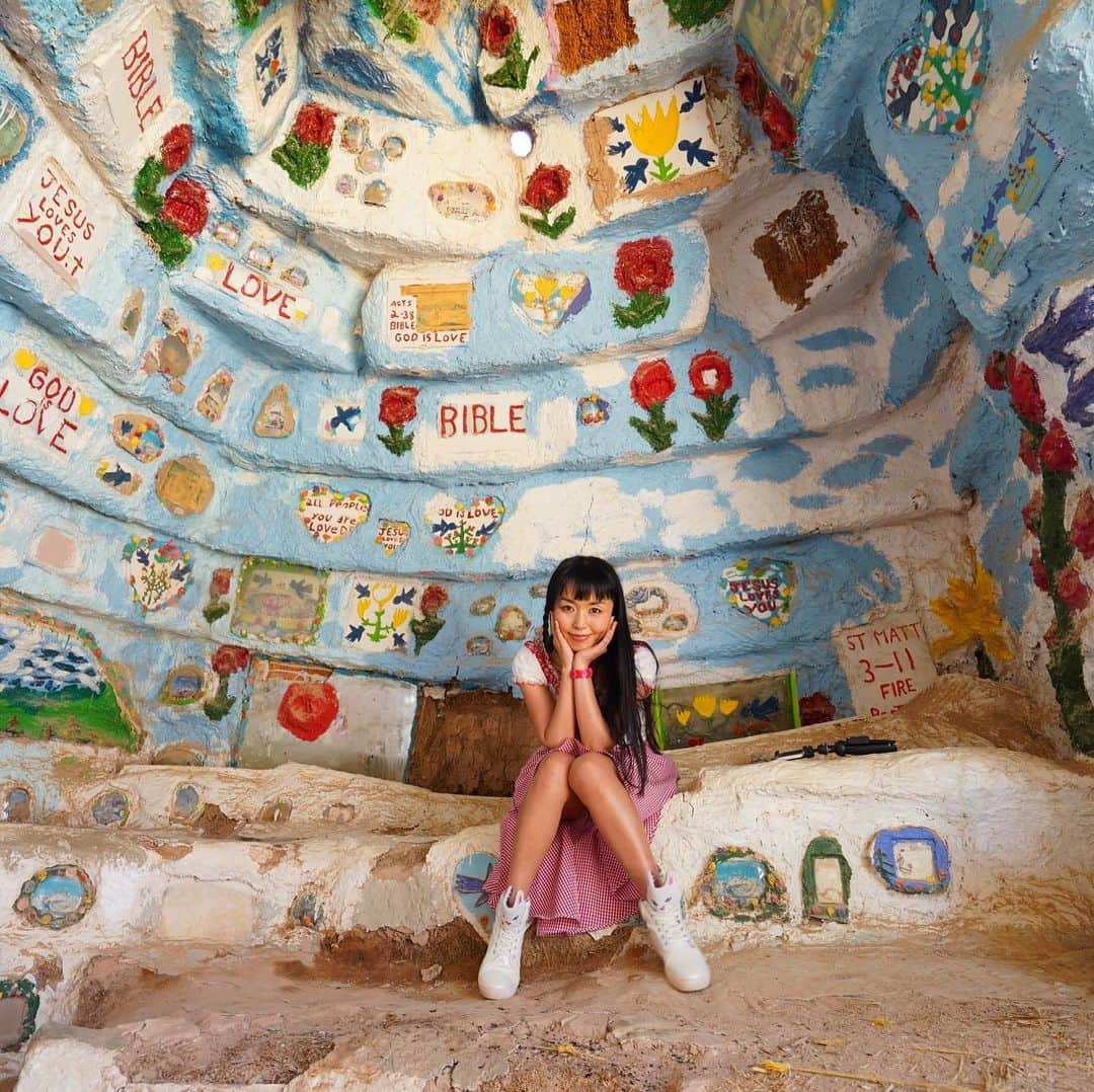 のインスタグラム：「I'm in the happy place with much love💓♥️💕 #サルベーションマウンテン #salvationmountain #maricahase #penthousepet #にゅうがん治療中 (*´∀｀*) photo by @hirohappytour」