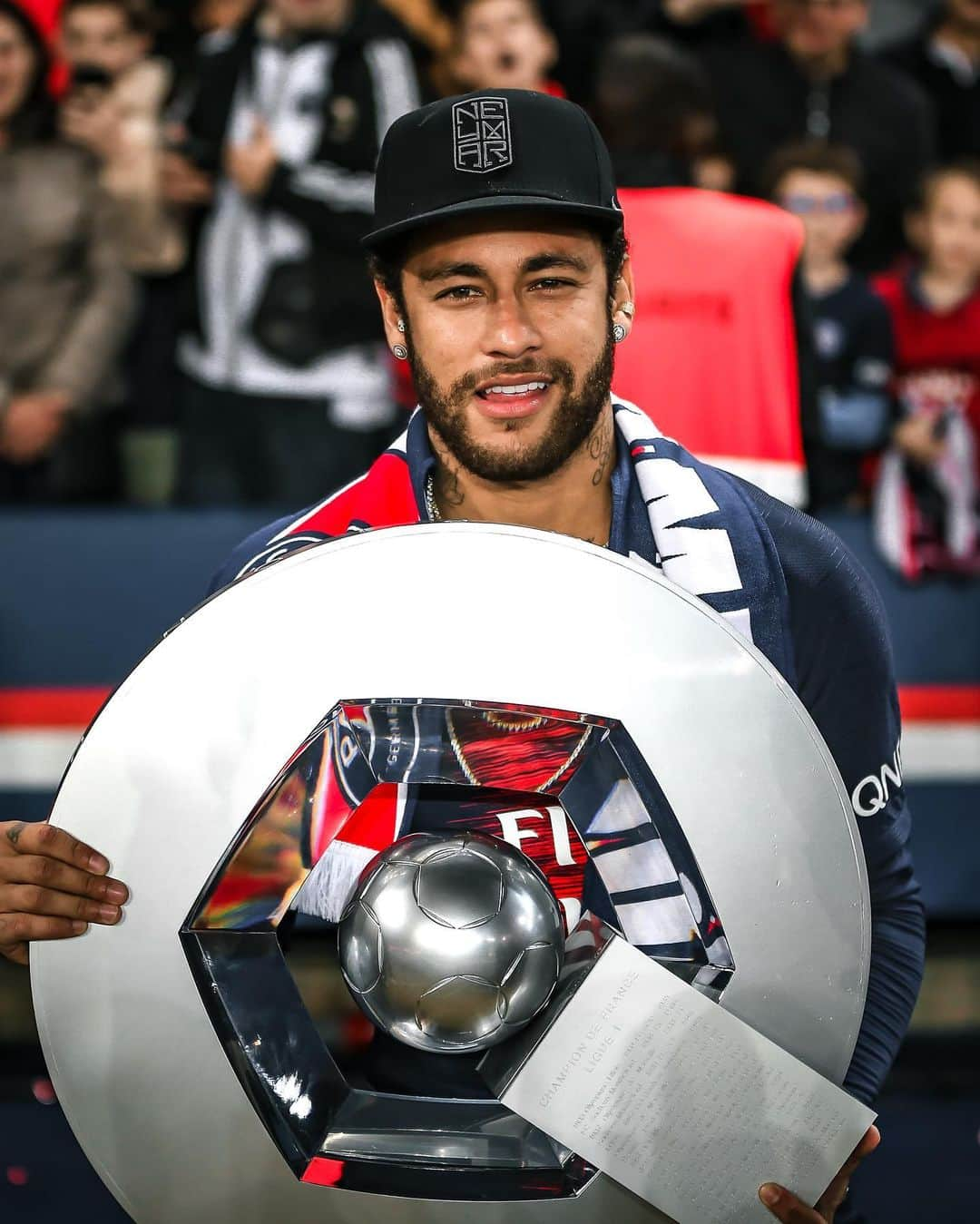 パリ・サンジェルマンFCさんのインスタグラム写真 - (パリ・サンジェルマンFCInstagram)「🏆⭐️ #CHAMPI8ONS . 😁 @neymarjr . #ICICESTPARIS #AllezParis #NeymarJrxPSG #Paris #ParcDesPrinces #PSG #NeymarJr」5月23日 1時52分 - psg