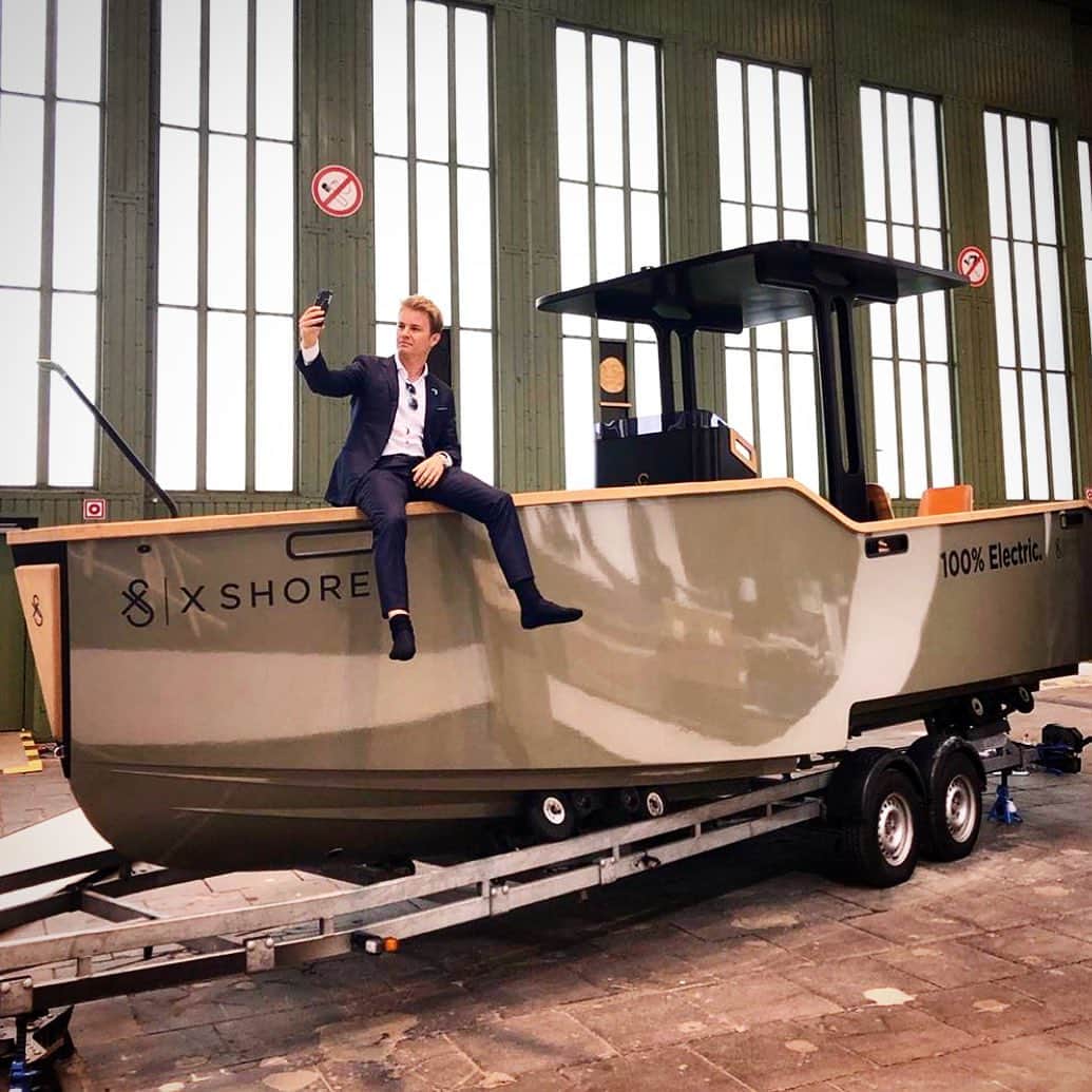 ニコ・ロズベルグさんのインスタグラム写真 - (ニコ・ロズベルグInstagram)「I found a boat in our festival 😳 100% electric. @x_shore 👍 Looks wicked doesn’t it?  #greentech #berlin #berliner #berlinevents」5月23日 1時49分 - nicorosberg