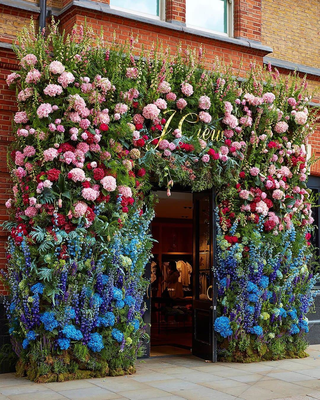 ジェイクルーさんのインスタグラム写真 - (ジェイクルーInstagram)「Chelsea in Bloom by J.Crew! For the first-time ever, our Sloane Square store got the floral treatment for London’s annual show. Go behind the scenes (and give it your vote) in our story. #chelseainbloom #jcrewalways」5月23日 2時00分 - jcrew