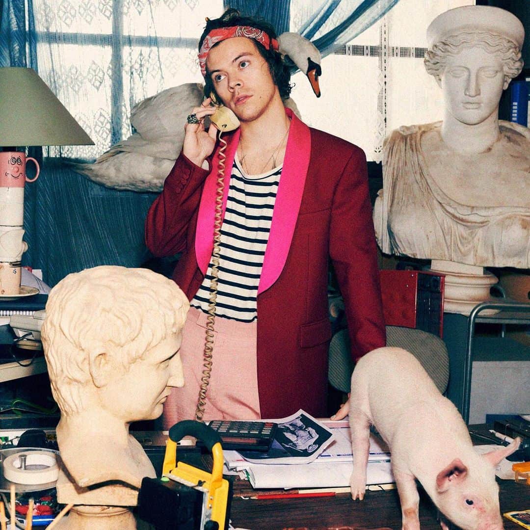 Teen Vogueさんのインスタグラム写真 - (Teen VogueInstagram)「@HarryStyles is the star of @Gucci's latest campaign and all I have to say is that I've never wanted to be a pig so badly in my life. 🐷 More pics at the link in bio.」5月23日 1時56分 - teenvogue