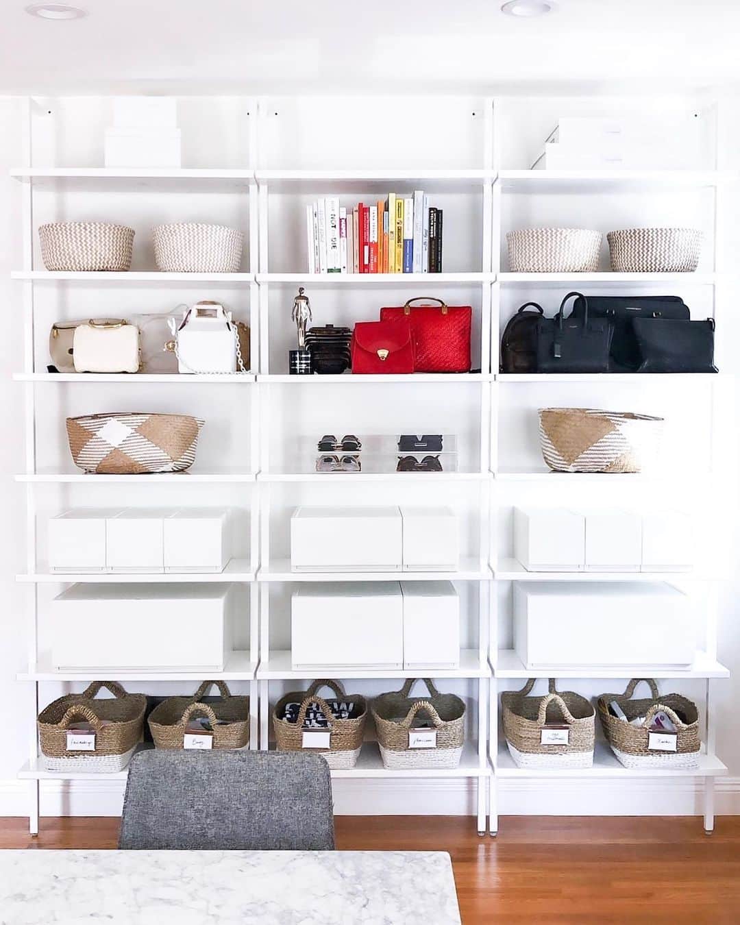 Lauren Elizabethのインスタグラム：「PURE BLISS! (AND A GIVEAWAY!) ((CLOSED!!!!)) It’s only been a few weeks but I can confidently say getting organized was LIFE CHANGING. I no longer have to look for things and my home finally FEELS like home. Seriously beyond ecstatic, I could not thank @lifeinjeneral enough! We wanted to team up to give YOU a $500 gift card to @thecontainerstore plus a free virtual organizing session with the @lifeinjeneral team to help you get 💯 organized!  To enter: like this post, follow @lifeinjeneral and @laurenelizabeth, and tag a friend in the comments below. For an extra entry, let me know what space your home needs the special Jen touch! I'll select a winner on Wednesday 5/29. Open to US only.」