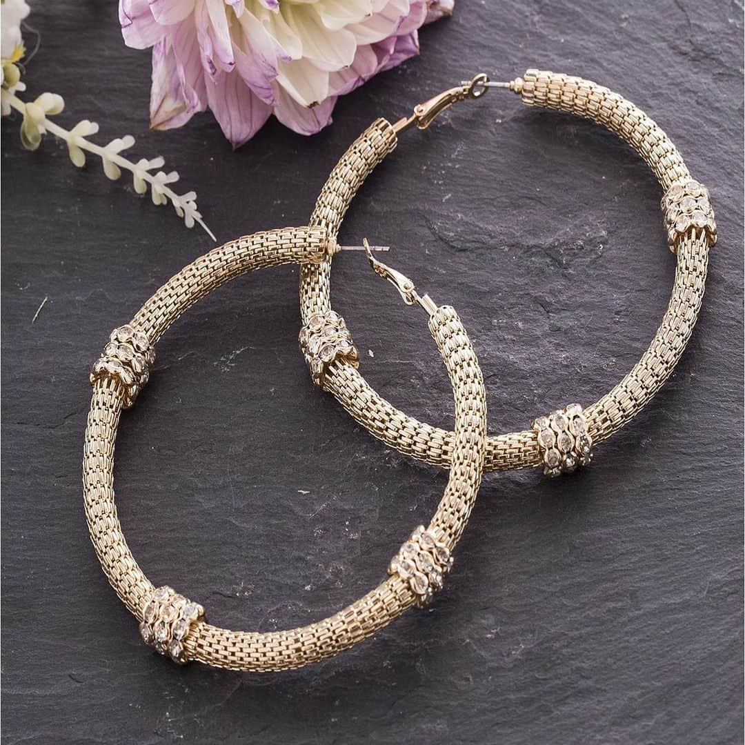 のインスタグラム：「Be bold, try gold. @catherinemalandrino.jewelry #catherinemalandrino #catherinecatherine #jewelry #earrings #hoops #hoopearrings #gold #hardware」