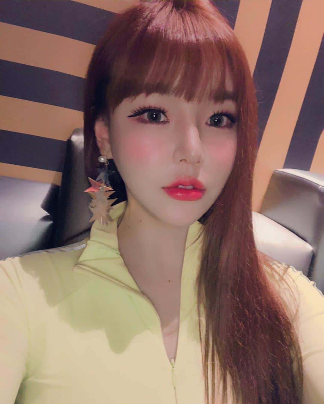 hyeriのインスタグラム：「하루가 드디어 끝!! #혜리#힘들다😭#화이팅#더열심히살자#부지런히」