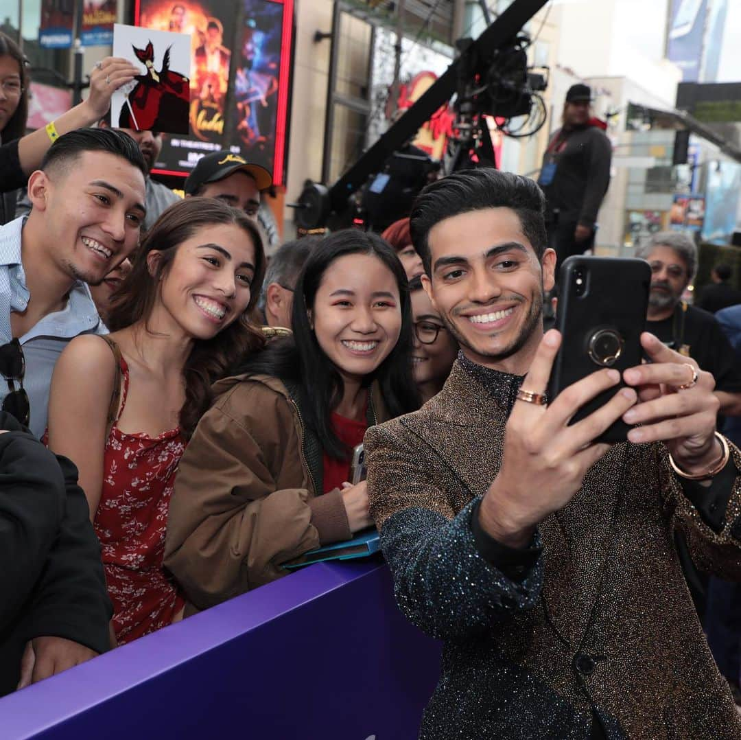 Disneyさんのインスタグラム写真 - (DisneyInstagram)「Talk about a magic carpet! ✨ #Aladdin flies to theaters Friday.」5月23日 2時03分 - disney