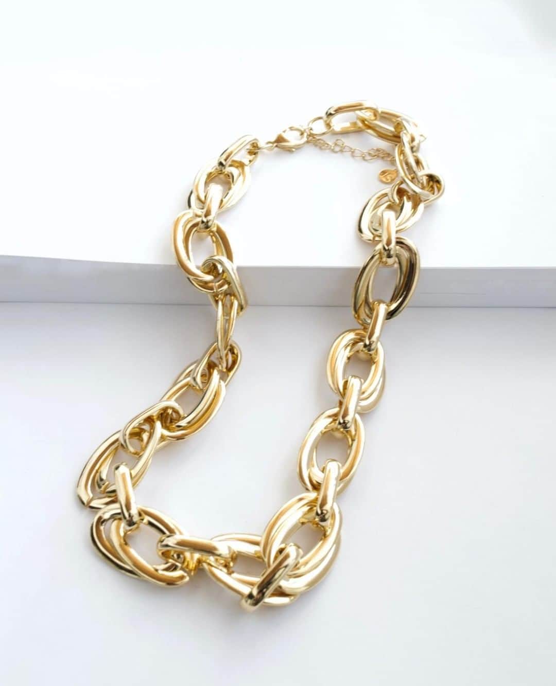 のインスタグラム：「#tbd in chains necklace is that must have you just can't live without ⛓⠀ .⠀ .⠀ .⠀ .⠀ .⠀ .⠀ .⠀ #jewelry #jewellery #necklace #ring #earrings #silver #bracelet #gold #rings #accessories #jewelrygram #bling #jewels #sparkle #glitter #instajewelry #jewelrydesigner #bracelets #fashionjewelry #shine #pendant #earringsoftheday #earring #instajewelry #bohojewelry #bohemianjewelry #gypsyjewelry #glitter #bohostyle⁣⠀」