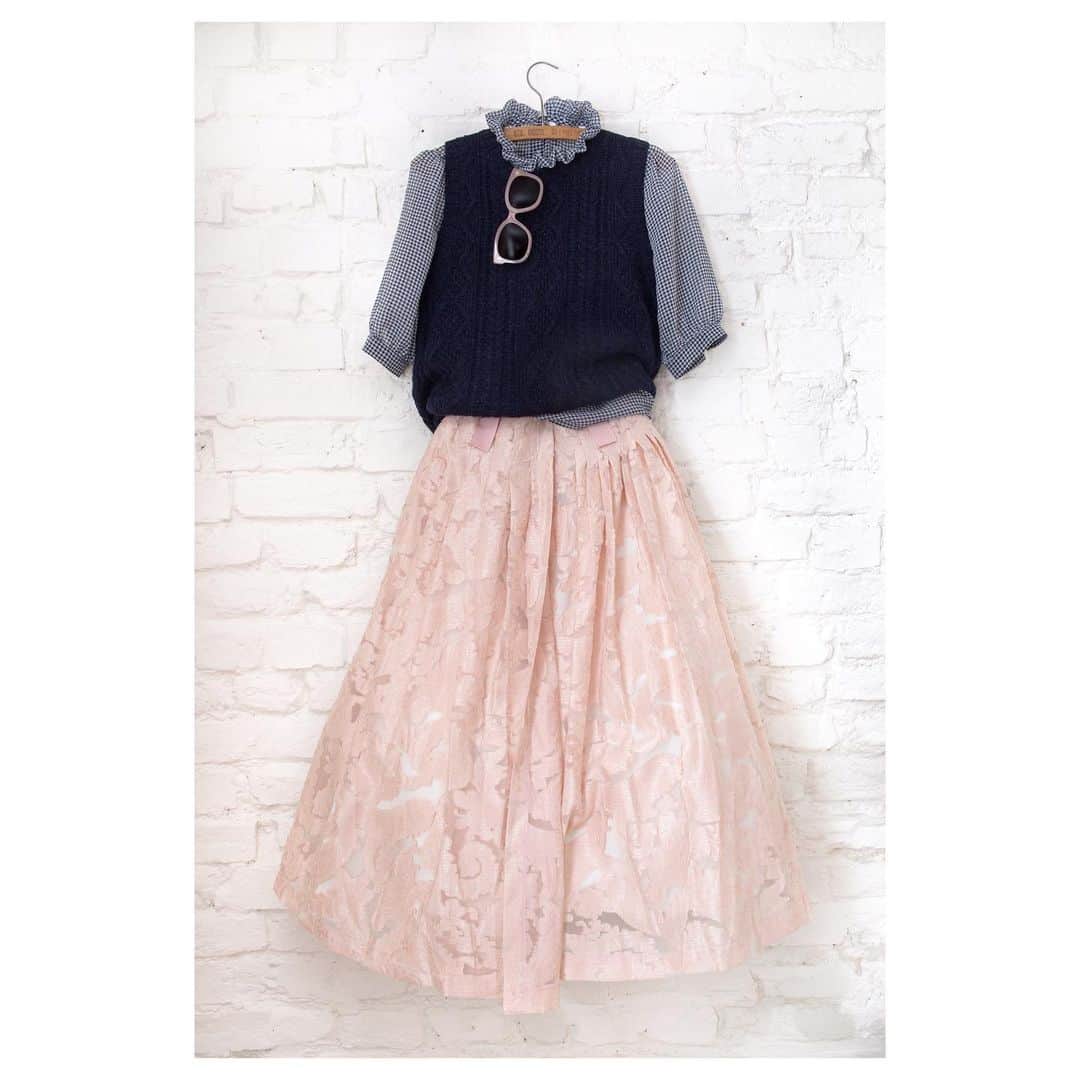キャベジズ&ローゼズのインスタグラム：「A very darling outfit 💕 Never be underdressed again in the Darling Skirt 😁 Made from a charming dusty pink brocade, we think she looks neat with the Thomasina Sweater, Rayleigh Pink Sunglasses and the Emeline Blouse in Gingham coming soon 👉Swipe through to see more details👈#outfitoftheday💎 #whatweworeonwednesday #slowfashionmovement #madeinengland #pinkbrocade #pinkskirt #pinksunglasses #onwednesdayswewearpink #cabbagesandroses #cabbagesandrosesfashion @christina_strutt @cabbagesandroses_shop 👆Link In Bio👆」