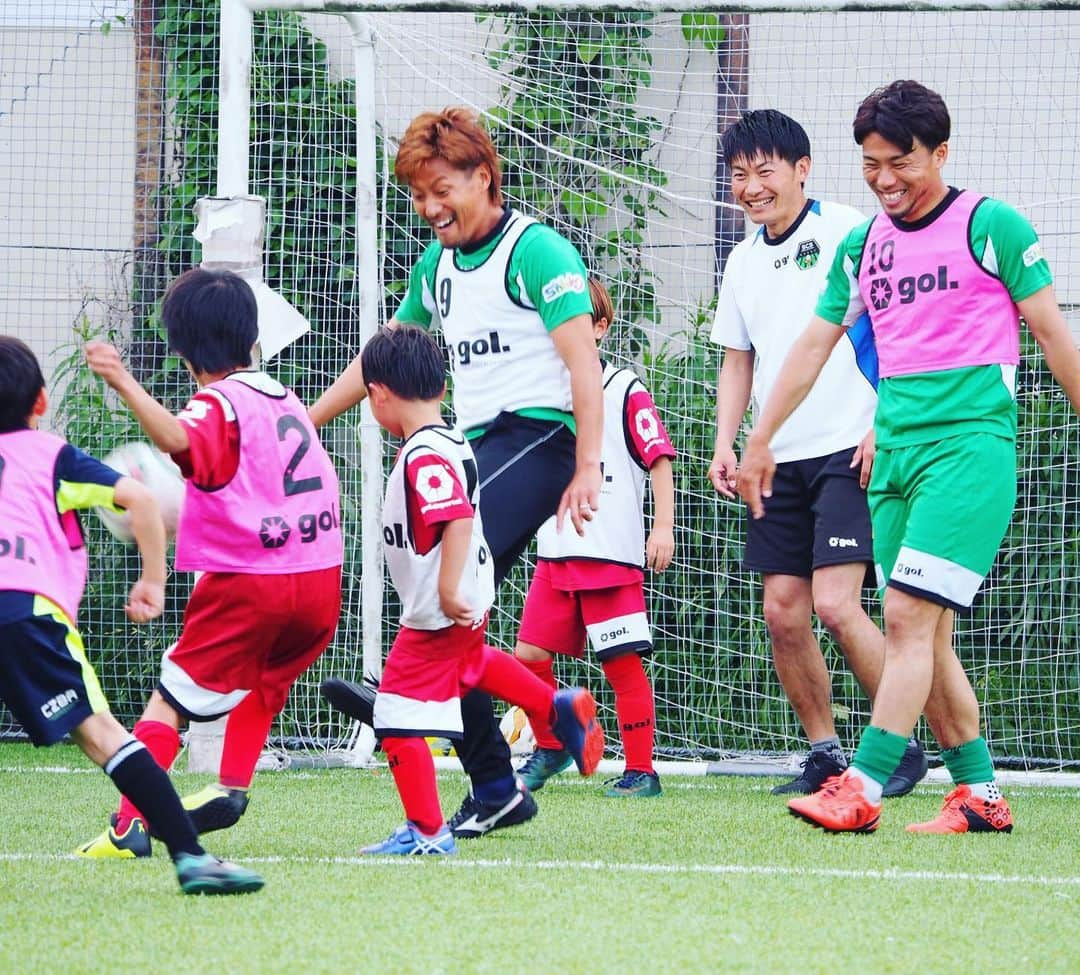 SC相模原さんのインスタグラム写真 - (SC相模原Instagram)「SC相模原スクール上溝校にトップチームの選手がサプライズで登場☺️ MF19#末吉隼也 選手 DF24#阿部巧 選手 がスクール生といっしょにサッカーをしました！⚽ ️みんな選手から良いところを沢山学んでね！！ すごく楽しい時間をありがとうございました😊✨ * SC相模原のスクールのお問い合わせは042-810-7780まで☎️ お気軽にどうぞ✨🙏✨ * * #SC相模原#サッカー#スクール#soccer#school#相模原#上溝#番田#横山公園#海老名#⚽️#小学生#初心者#kids#jleague#jリーグ」5月23日 2時11分 - s.c.sagamihara_players