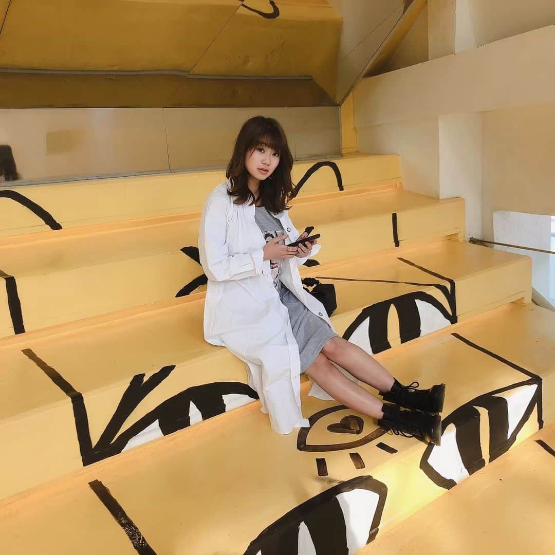 ななせ結衣のインスタグラム：「#韓国旅行記 . . 弘大にあったインスタ映えスポット◎ . すごい人みんな座ってたんだけど 結局ここはなんだったんだろう😂 . 夜には入れないように閉まってたよ(´･_･`) . . #韓国 #韓国旅行 #trip  #韓国カフェ  #한국 #한국여행  #fashion #makeup #cosme #作品撮り #被写体  #被写体モデル  #gravureidol #photography #portrait  #팔로우 #수영복 #얼스타그램  #알라뷰  #美脚  #패션스타그램 #游泳 #漂亮 #likeforlike  #可爱  #followme #作品撮りモデル #作品撮り募集」