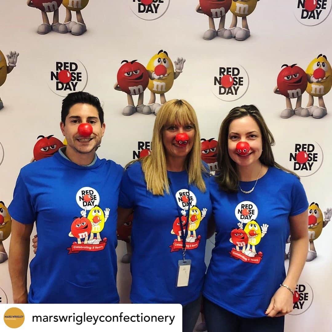 Marsさんのインスタグラム写真 - (MarsInstagram)「Tomorrow is #RedNoseDay! For the fifth year in a row, @mmschocolate is partnering with @rednosedayusa to raise money for children in need.  Building on last year’s successful program in Chicago, M&M’S enlisted coaches from comedy troupe Upright Citizens Brigade in NYC to help teach local young people served by Covenant House New Jersey in Newark how to use laughter as a tool to share stories.  M&M’S will donate over $1 million to the Red Nose Day fund this year!  If you want to get in on the fun tomorrow, pick up a Red Nose and post a photo wearing it using #NosesOn, or donate to the cause! Follow our stories tomorrow to see how we’re celebrating.」5月23日 2時18分 - marsglobal