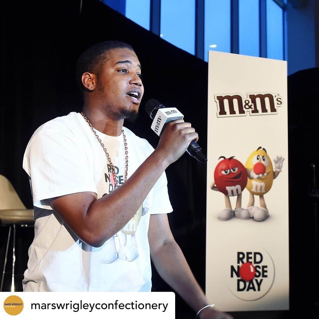 Marsさんのインスタグラム写真 - (MarsInstagram)「Tomorrow is #RedNoseDay! For the fifth year in a row, @mmschocolate is partnering with @rednosedayusa to raise money for children in need.  Building on last year’s successful program in Chicago, M&M’S enlisted coaches from comedy troupe Upright Citizens Brigade in NYC to help teach local young people served by Covenant House New Jersey in Newark how to use laughter as a tool to share stories.  M&M’S will donate over $1 million to the Red Nose Day fund this year!  If you want to get in on the fun tomorrow, pick up a Red Nose and post a photo wearing it using #NosesOn, or donate to the cause! Follow our stories tomorrow to see how we’re celebrating.」5月23日 2時18分 - marsglobal