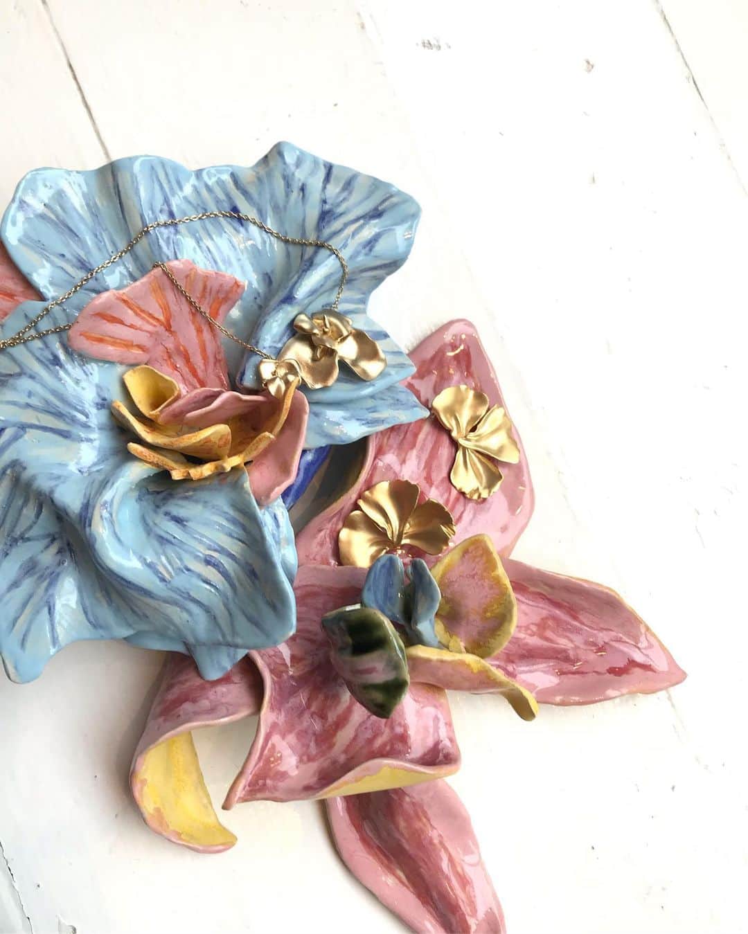 ELLE DKさんのインスタグラム写真 - (ELLE DKInstagram)「Vi er til middag hos ELLE Style Awards 2019-vinder @trinetuxenjewelry der viser sin fine nye blomsterkollektion ‘Blossom’ frem, som kan købes i næste uge 🌸 #trinetuxenjewelry」5月23日 2時26分 - elledanmark