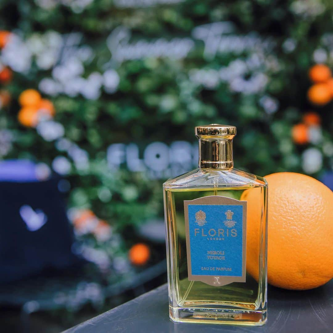 フローリスさんのインスタグラム写真 - (フローリスInstagram)「If you can’t get enough of flower installations at the Chelsea Flower Show this week, enjoy more floral delights with a cocktail in hand on @tredwells summer terrace adorned with orange blossoms, inspired by our new fragrance Neroli Voyage. #FlorisLondon #NeroliVoyage #Tredwells #SummerTerrace #Summer #Fragrance #ChelseaFlowerShow #Neroli #Drinka #Cocktails #Scent #ThisIsLondon #London」5月23日 2時36分 - florislondon