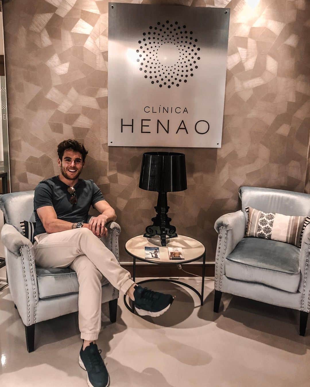 イバイ・ゴメスのインスタグラム：「Hoy he pasado por “chapa y pintura” 😜 Como muchos sabréis tuve algún problema hace un par de años con mi piel y el sol. Gracias @clinica_henao 6 y la opción “Men’s program”, que es un programa diseñado para el cuidado del hombre, ahora puedo prepararla y prevenir en cierto modo👌🏼 ¡Os lo recomiendo! PD: Ya sabéis que no soy una persona de hacer publicidad si no es porque lo compruebo y me va bien ☺️🙌🏼」