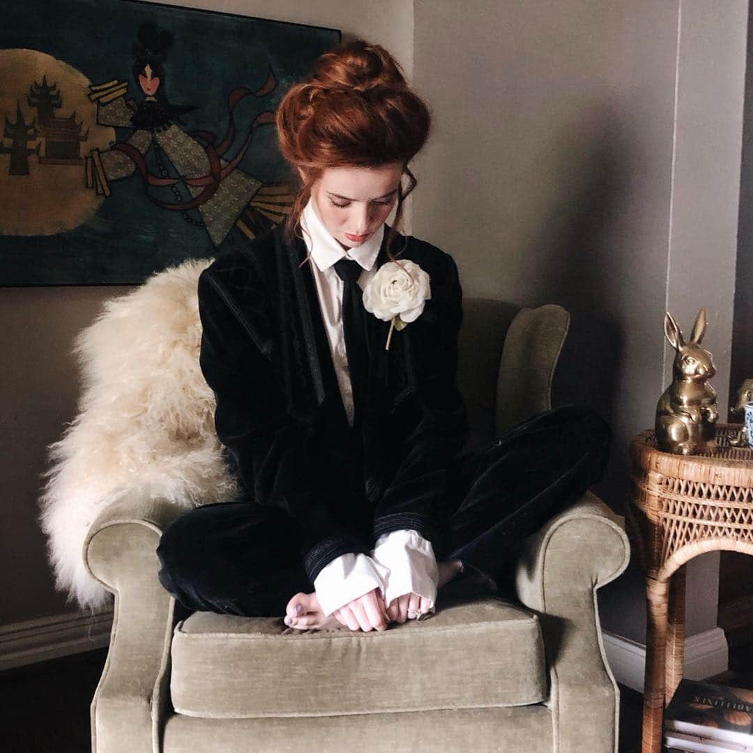 ジェーン・アルドリッジのインスタグラム：「Remembering this tuxedo moment 🕴 80s Escada suit from @featherstonevintage ❤️」