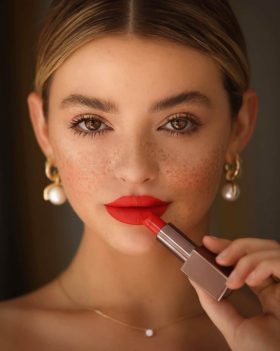 Kelsey Simoneさんのインスタグラム写真 - (Kelsey SimoneInstagram)「Cherry red 🍒 it’s that time of the year for a satin soft bold lip, wearing the @lauramercier Rouge Essentiel Silky Creme lipstick in the shade “ Rouge Electrique “ #lauramercierpartner」5月23日 2時54分 - k.els.e.y