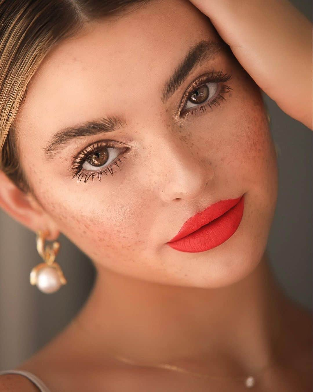 Kelsey Simoneさんのインスタグラム写真 - (Kelsey SimoneInstagram)「Cherry red 🍒 it’s that time of the year for a satin soft bold lip, wearing the @lauramercier Rouge Essentiel Silky Creme lipstick in the shade “ Rouge Electrique “ #lauramercierpartner」5月23日 2時54分 - k.els.e.y