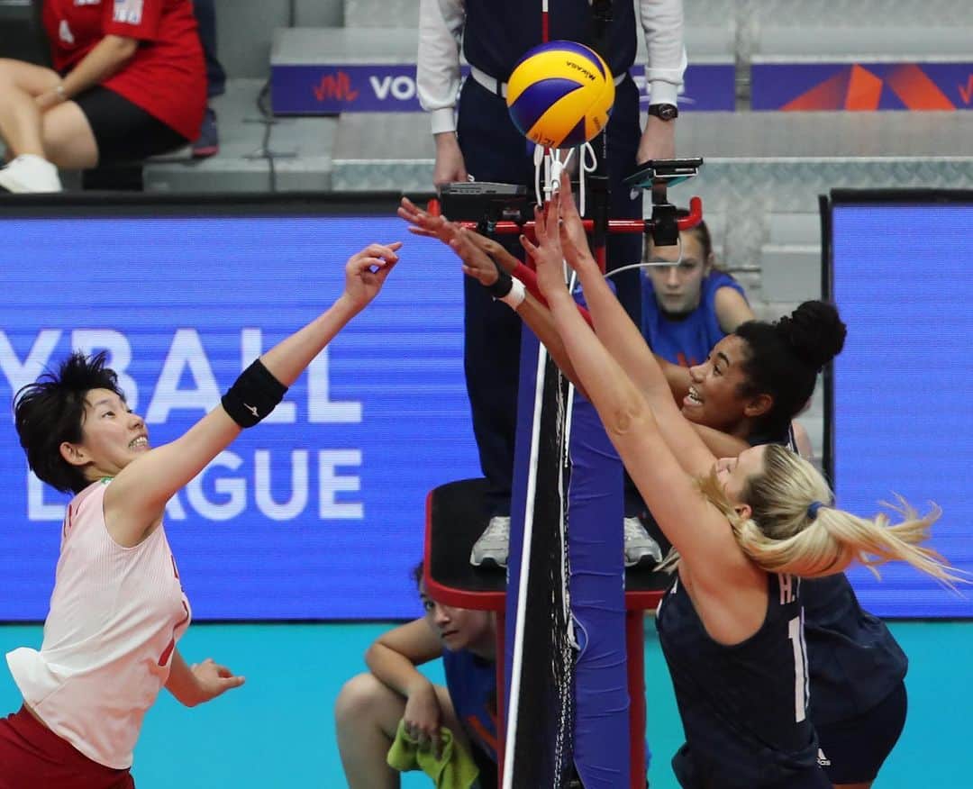 USA Volleyballさんのインスタグラム写真 - (USA VolleyballInstagram)「2️⃣-0️⃣! @usavwnt beats #Japan 3-1 in @FIVBVolleyball #VNL action to improve to 2-0. Haleigh Washington scores team-best 20 points, Jordan Thompson notches 14 points in just over a set. For the match story, click our bio 🔗.」5月23日 2時49分 - usavolleyball