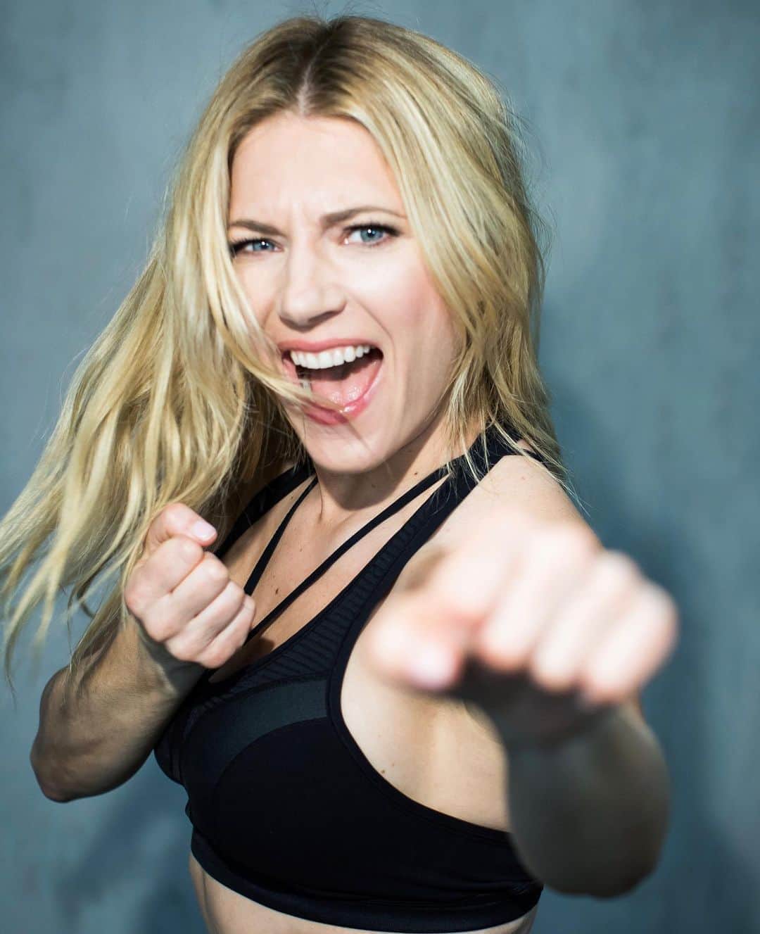 キャサリン・ウィニックのインスタグラム：「It’s time for women to fight back! That’s why I’m so proud to launch my new self-defense course for women @winkaiselfdefense. Sign up now (link in bio) to receive updates on when we’ll be teaching a class near you. I’m so excited to help empower women to be fearless in every aspect of their lives. 💥 #winkaiselfdefence」