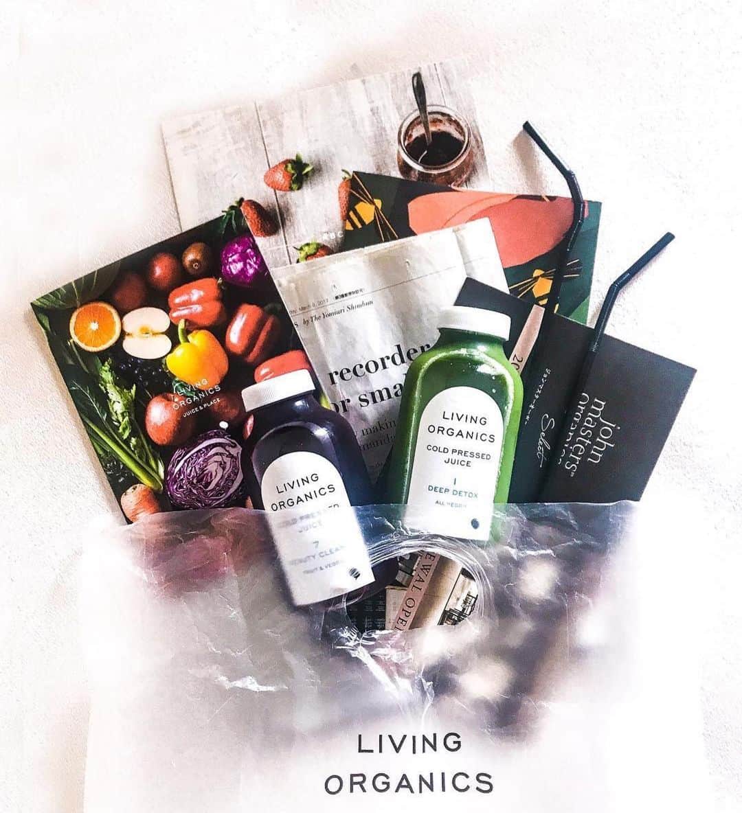 livingorganics juice&place 芦屋のインスタグラム：「ありがとうございます😊#Repost @ndesignk with @get_repost ・・・ . GM♪ . COLD PRESSED JUICE . ☑︎ディープデトックス ☑︎ビューティクレンズ . GW中の食べ過ぎに笑 クレンズ・デトックスして カラダリセットしよーっと☺︎ . LIVINGはラインナップも豊富になって さらにパワーアップしてた！ . #リビングオーガニックス  #コールドプレスジュース  #クレンズ #デトックス  #美容 #健康」