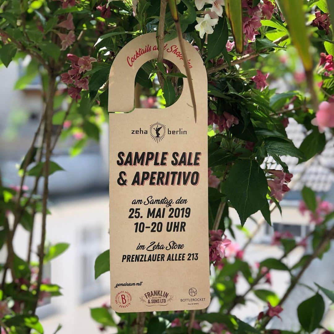 ツェハさんのインスタグラム写真 - (ツェハInstagram)「FEIERT MIT UNS: SAMPLE SALE & APERITIVO IM ZEHA STORE : Musterschuhe Angeboten Neue Sommer Kollektion Häppchen Musik 🎧 & Als Begleitung gibt es leckere sommerliche Drinks 🍸 mit Bonanto Aperitivo & Franklin & Sons ! Wir freuen uns auf euch ! Cheers! #zehaberlin #zehastore #berlin #wochenende #wochenendeinberlin #shoppinginberlin #samplesale #party #aperitivo #prenzlauerberg #shuhe #vintage #handmade #fair #sneakers #summer #summervibes #drinks #music」5月23日 2時52分 - zehaberlin