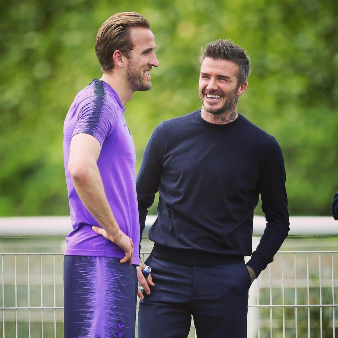 トッテナム・ホットスパーFCさんのインスタグラム写真 - (トッテナム・ホットスパーFCInstagram)「Harry meets Becks. 🦁 🙌 #COYS #THFC」5月23日 3時02分 - spursofficial